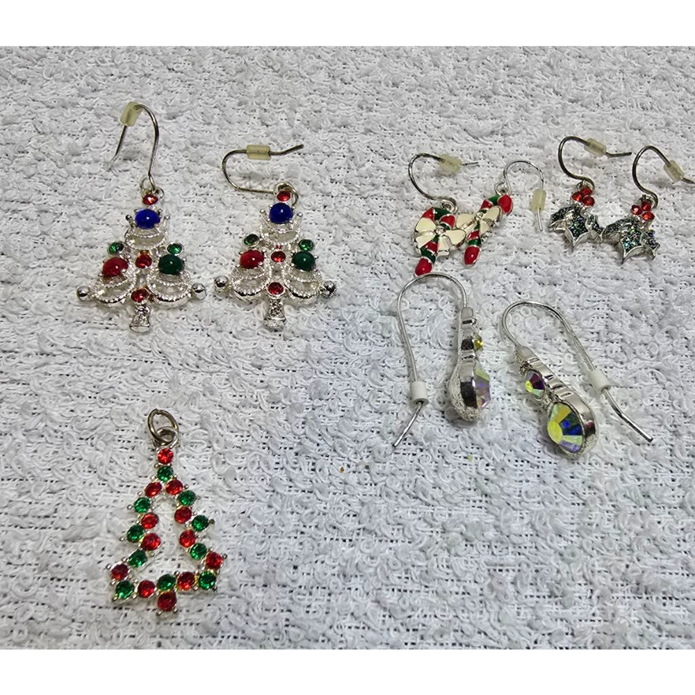 Women's Unbranded Christmas Themed Earrings One Size Silver Red